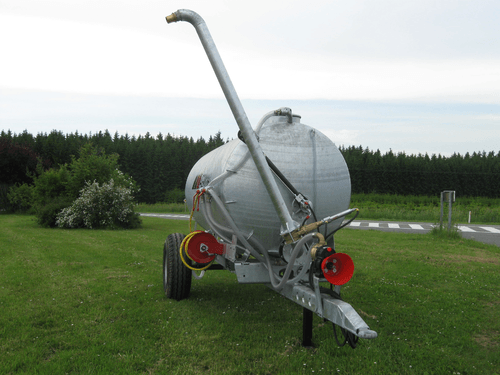 Matériel d'élevage - Abreuvoirs/bacs/tonne à eau - Tonne à eau sur châssis